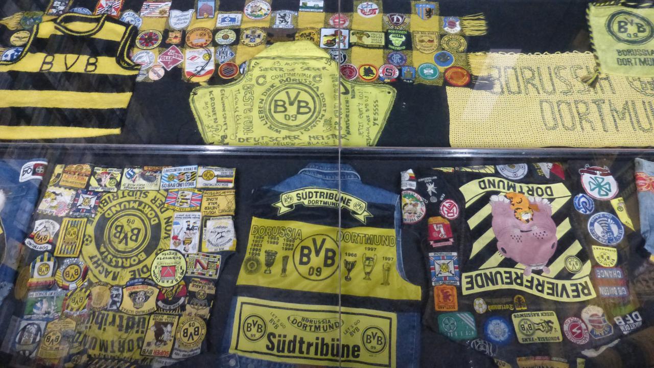 Fan-Kutten des BVB und andere Sammlerstücke in einer Vitrine des Borusseums in Dortmund