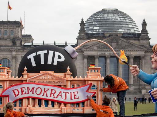 Aktivisten der Organisation "Foodwatch" bereiten am 09.10.2015 in Berlin einen Mottowagen für die Demonstration gegen TTIP vor.