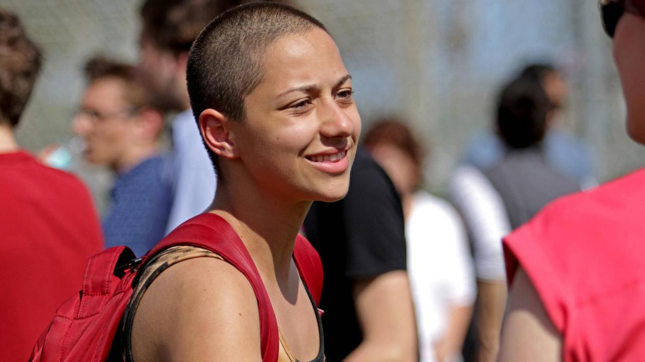 February 18, 2018 - Parkland, FL, USA - Emma Gonzalez, a senior at Marjory Stoneman Douglas High School, gathers with people at North Community Park in Parkland, Fla. for a protest on Sunday, Feb. 18, 2018. Gonzalez is one of many survivors of a mass shooting that took place at the school on Feb. 14, that left 17 people dead. Parkland USA PUBLICATIONxINxGERxSUIxAUTxONLY - ZUMAm67_ 20180218_zaf_m67_030 Copyright: xJohnxMccallx February 18, 2018 - Parkland, FL, USA - Emma Gonzalez, a senior at Marjory Stoneman Douglas High School, gathers with people at North Community Park in Parkland, Fla. for a protest on Sunday, Feb. 18, 2018. Gonzalez is one of many survivors of a mass shooting that took place at the school on Feb. 14, that left 17 people dead. Parkland USA PUBLICATIONxINxGERxSUIxAUTxONLY - ZUMAm67_ 20180218_zaf_m67_030 Copyright: xJohnxMccallx