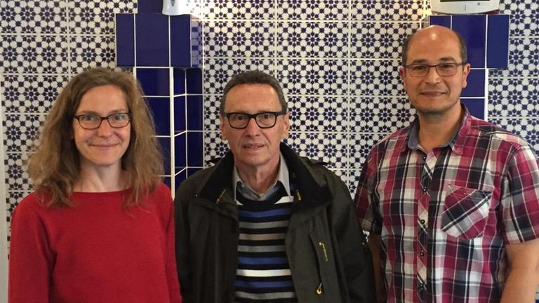 Der Religionswissenschaftler Jürgen Heumann (Mitte), mit Melanie Blinzler (Geschäftsführerin des Präventionsrats Oldenburg, links) und Ahmed Hazzaa (Leiter des Islamischen Kulturvereins Oldenburg e.V., rechts) in der Maryam Moschee in Oldenburg Der Religionswissenschaftler Jürgen Heumann (Mitte), mit Melanie Blinzler (Geschäftsführerin des Präventionsrats Oldenburg, links) und Ahmed Hazzaa (Leiter des Islamischen Kulturvereins Oldenburg e.V., rechts) in der Maryam Moschee in Oldenburg