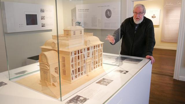 Kunsthistoriker Joachim Frassl an einem Modell der Seesener Synagoge im Städtischen Museum.