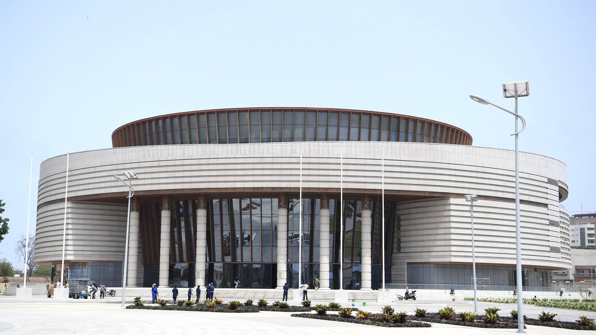 Zu sehen ist ein imposantes Gebäude, weiß und rund, das Museum für schwarze Zivilisation in Senegals Hauptstadt Dakar. Zu sehen ist ein imposantes Gebäude, weiß und rund, das Museum für schwarze Zivilisation in Senegals Hauptstadt Dakar.