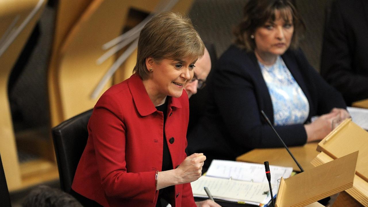Schottlands Erste Ministerin Nicola Sturgeon spricht im Parlament in Edinburgh vor der Abstimmung über ein zweites Unabhängigkeitsreferendum. Schottlands Erste Ministerin Nicola Sturgeon spricht im Parlament in Edinburgh vor der Abstimmung über ein zweites Unabhängigkeitsreferendum.