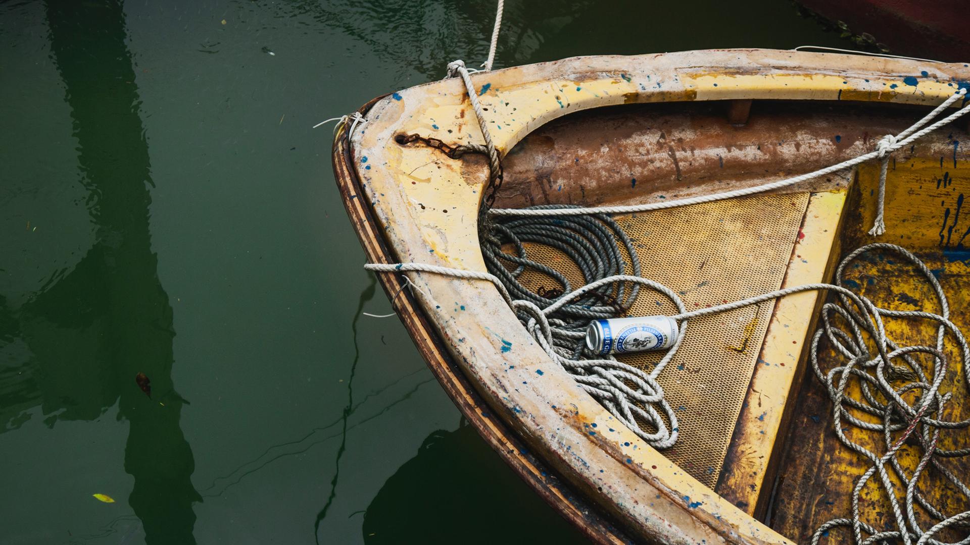 Ein altes Boot im Wasser Ein altes Boot im Wasser