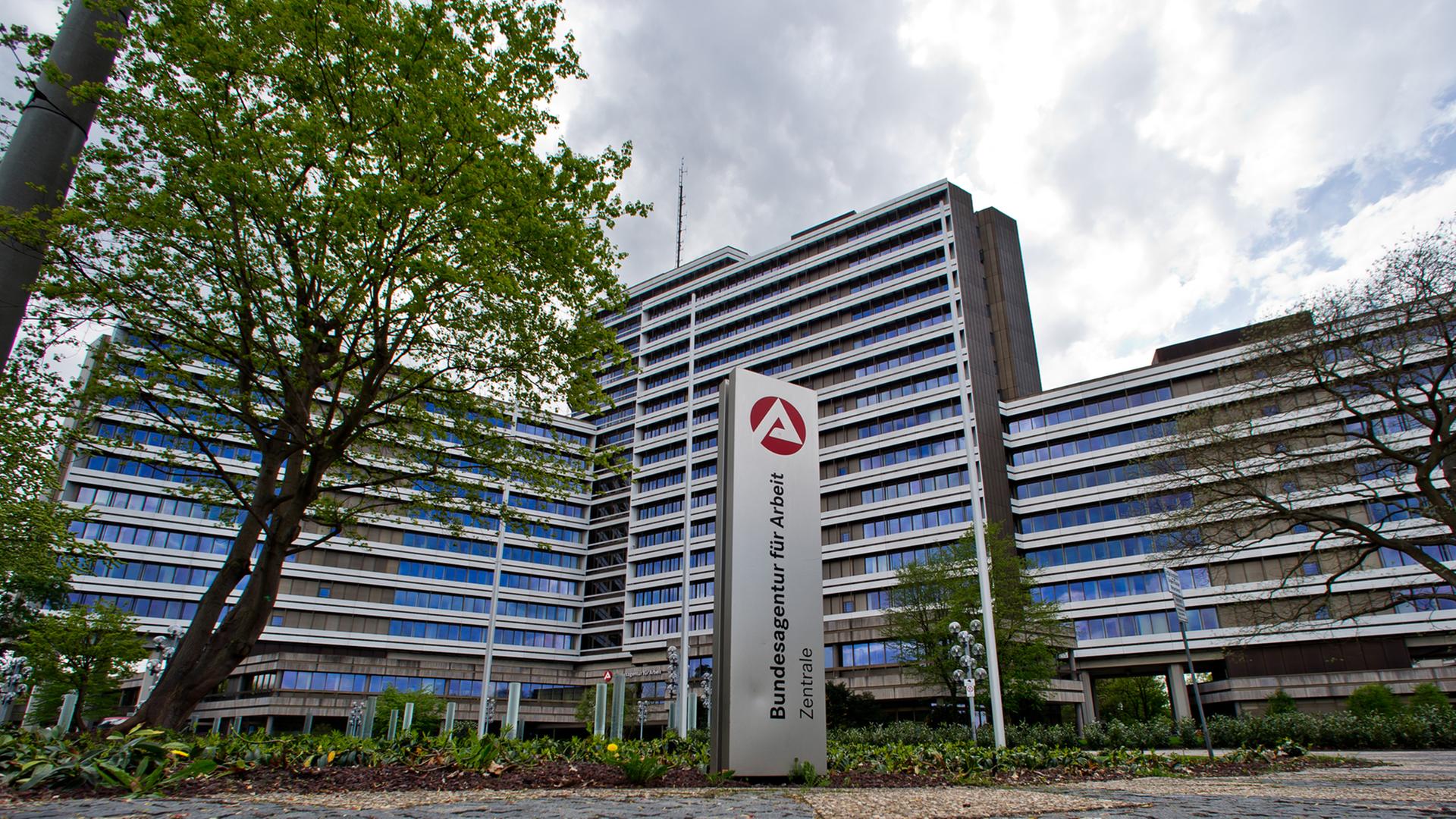 Arbeitslosenzahlen 2,88 Millionen Menschen ohne Job deutschlandfunk.de