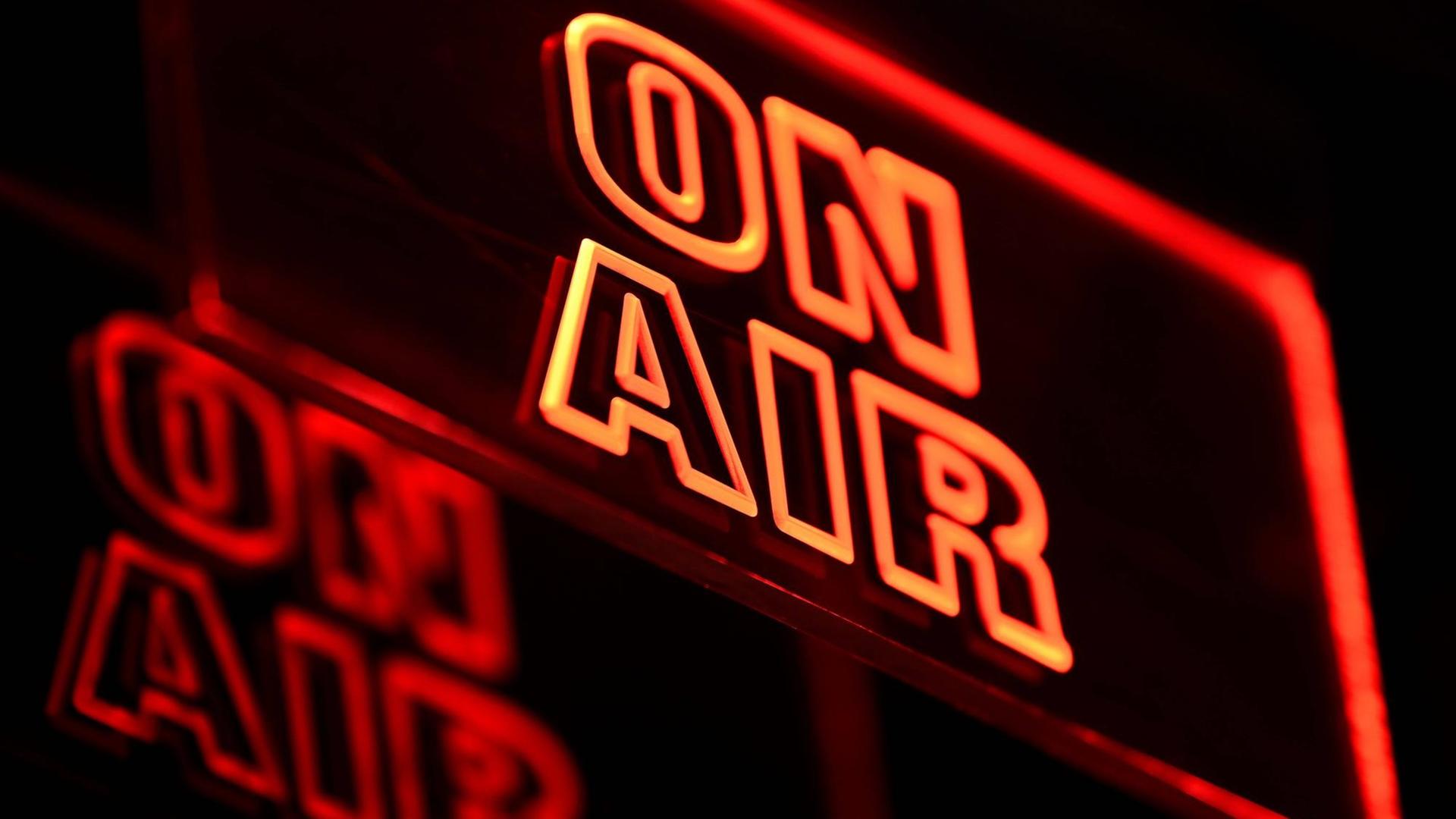 Ein Schild mit der Aufschrift "On Air" ist rot angeleuchtet. Ein Schild mit der Aufschrift "On Air" ist rot angeleuchtet.