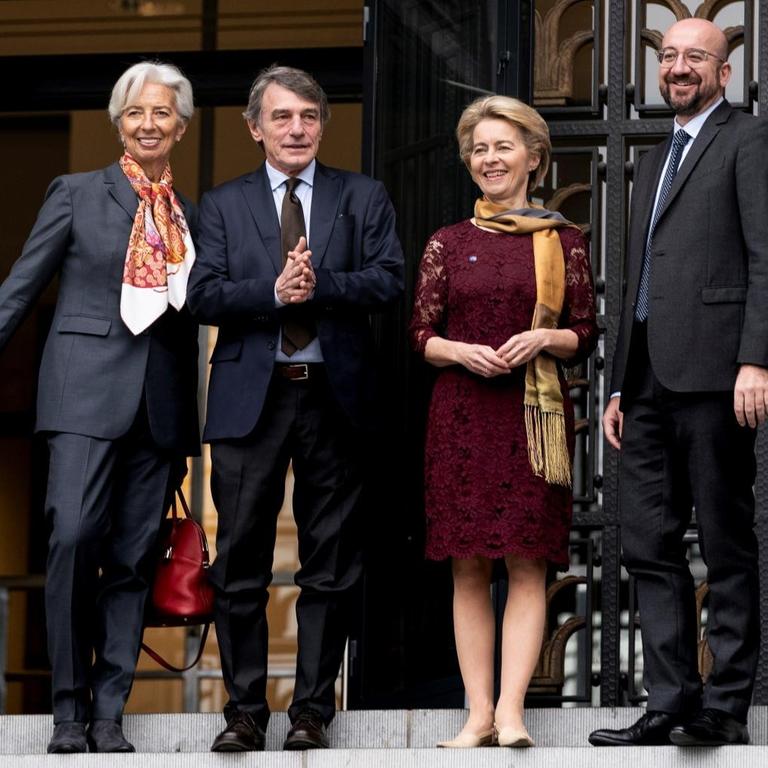 EZB-Präsidentin Lagarde, Parlamentspräsident Sassoli, Kommissionspräsidentin von der Leyen und Ratspräsident Michel stehen auf einem Treppenabsatz nebeneinander.