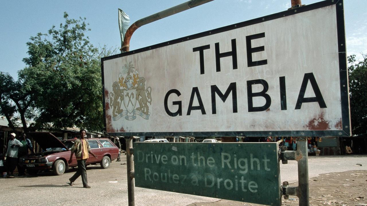 Schild an der Grenze zwischen dem Senegal und Gambia Schild an der Grenze zwischen dem Senegal und Gambia