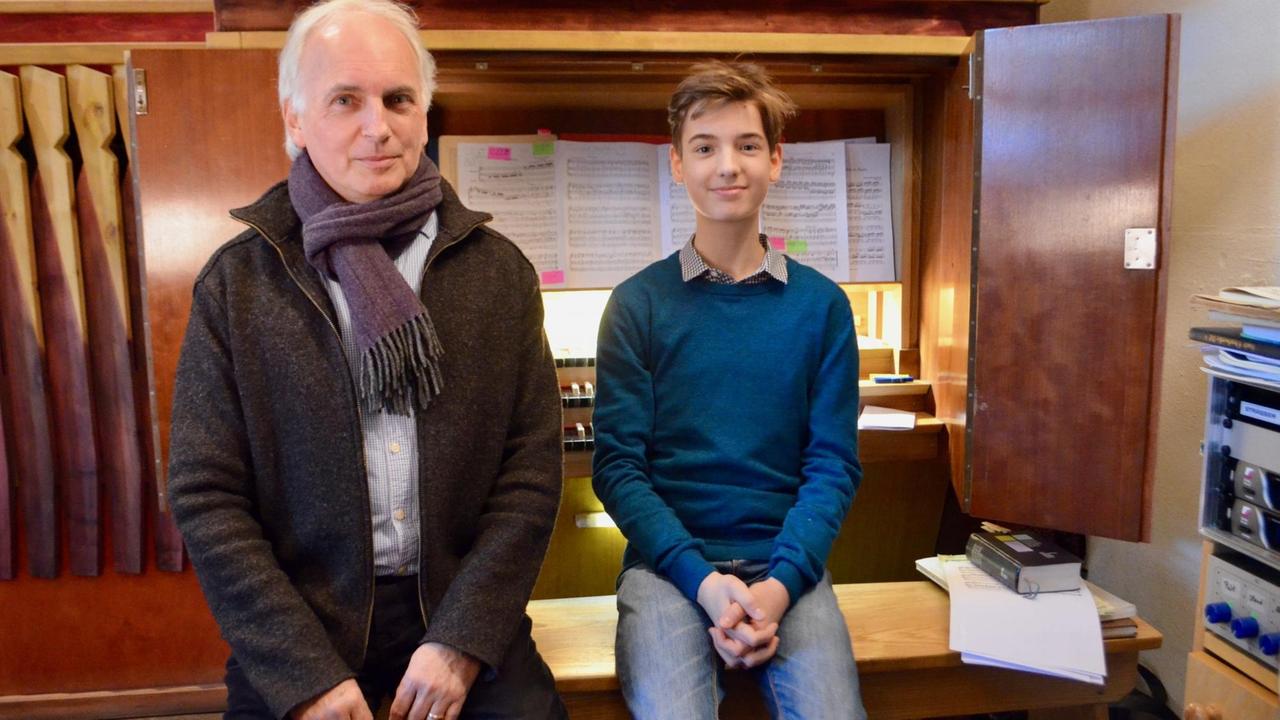 Der 13-jährige Carl Rinke und sein Orgellehrer, Domkantor Jan Ernst sitzen vor dem Spieltisch der Orgel im Schweriner Dom. Der 13-jährige Carl Rinke und sein Orgellehrer, Domkantor Jan Ernst sitzen vor dem Spieltisch der Orgel im Schweriner Dom.
