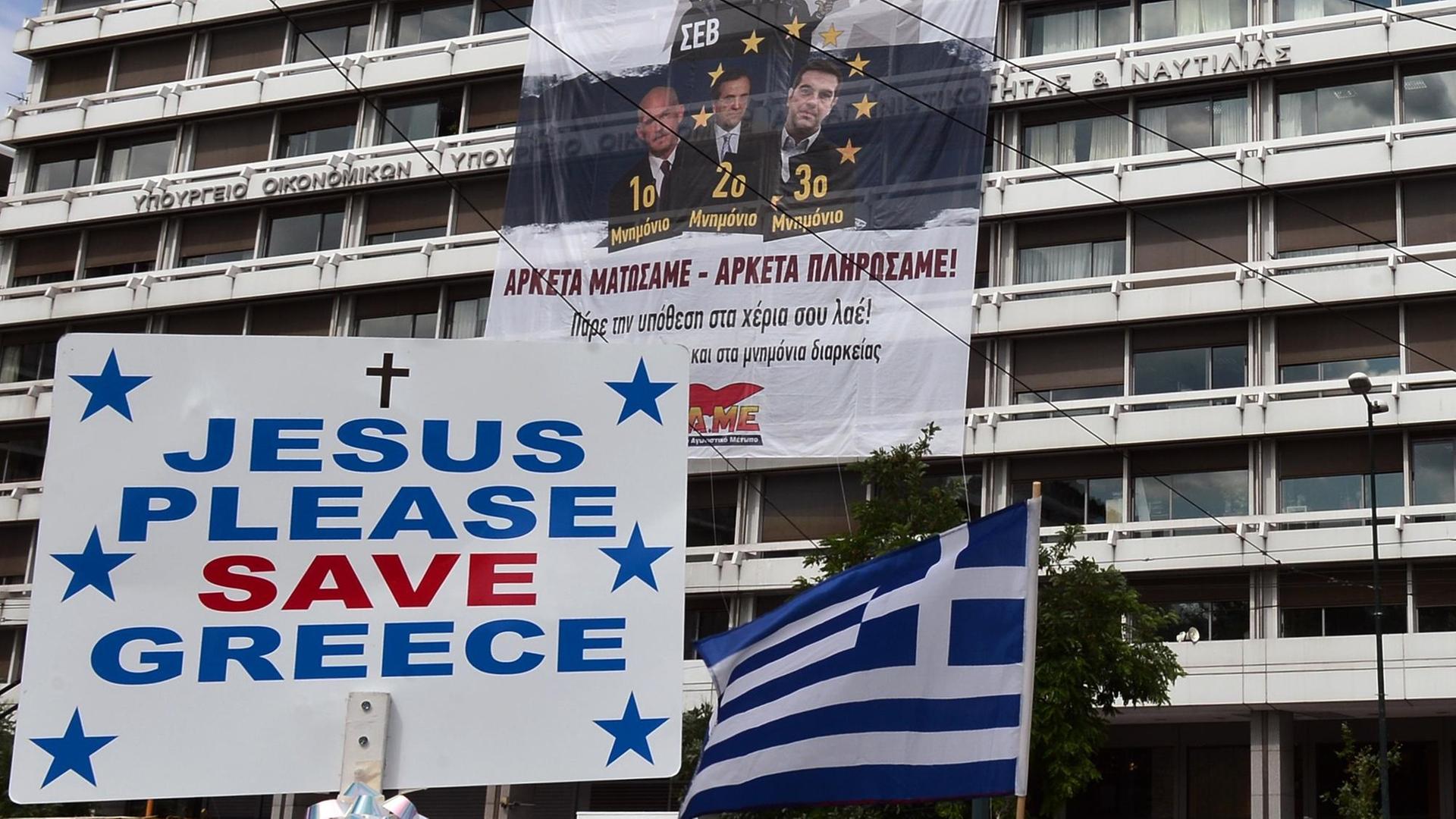 Proteste in Griechenland: Plakate vor dem Finanzministerium am 11.06.2015, auf einem heißt es "Jesus, bitte rette Griechenland" Proteste in Griechenland: Plakate vor dem Finanzministerium am 11.06.2015, auf einem heißt es "Jesus, bitte rette Griechenland"