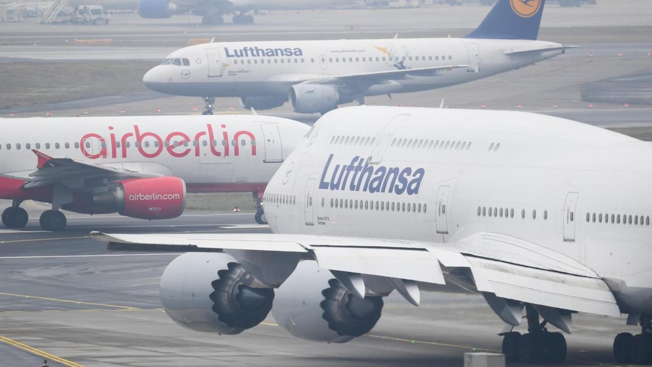 Reges Treiben herrscht am 14.12.2016 am Flughafen von Frankfurt am Main (Hessen). Eine Airberlin-Maschine steht zwischen zwei Lufthansa-Passagierflugzeugen. Reges Treiben herrscht am 14.12.2016 am Flughafen von Frankfurt am Main (Hessen). Eine Airberlin-Maschine steht zwischen zwei Lufthansa-Passagierflugzeugen.