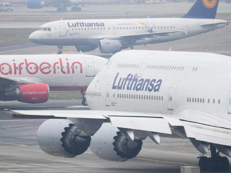 Reges Treiben herrscht am 14.12.2016 am Flughafen von Frankfurt am Main (Hessen). Eine Airberlin-Maschine steht zwischen zwei Lufthansa-Passagierflugzeugen.