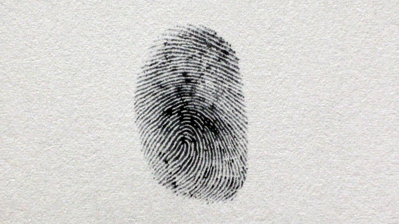 Schwarzer Fingerabdruck auf weißem Papier Schwarzer Fingerabdruck auf weißem Papier