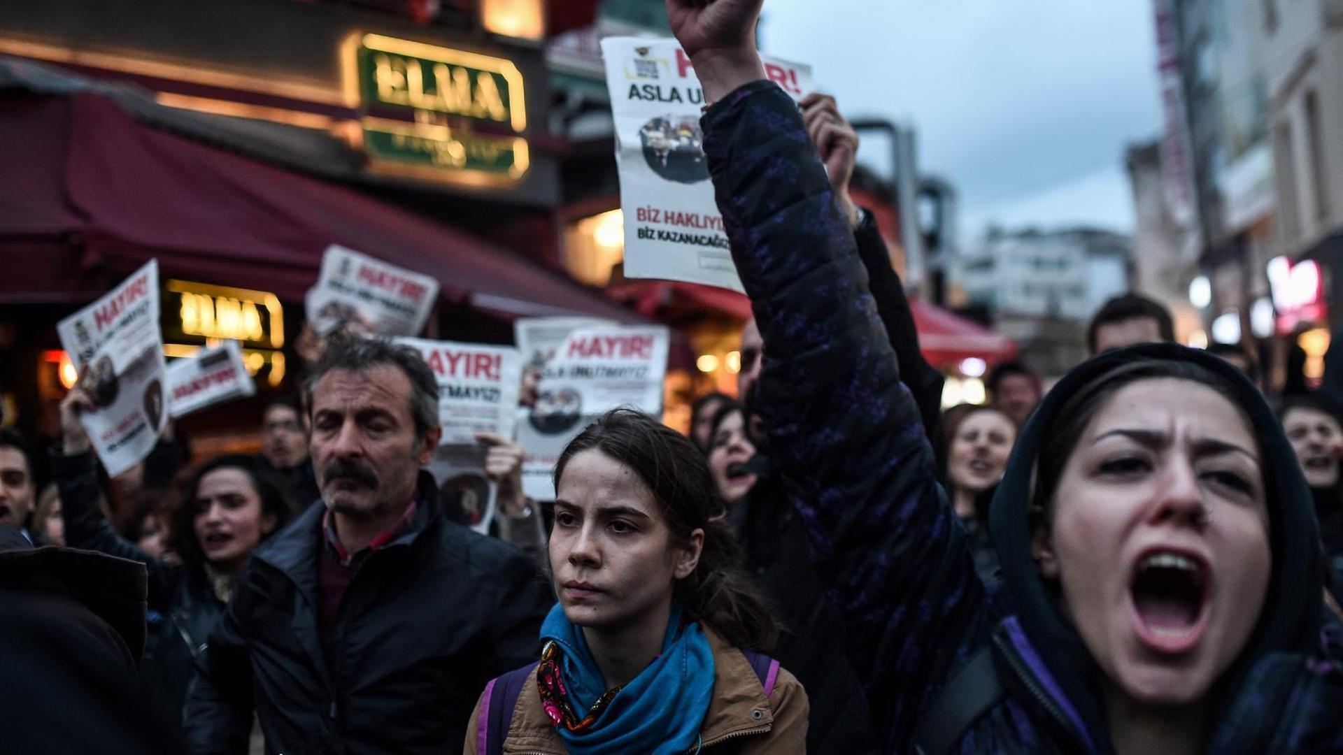 Gegner der Präsidialreform protestieren in Istanbul. Eine junge Frau reckt die Faust.