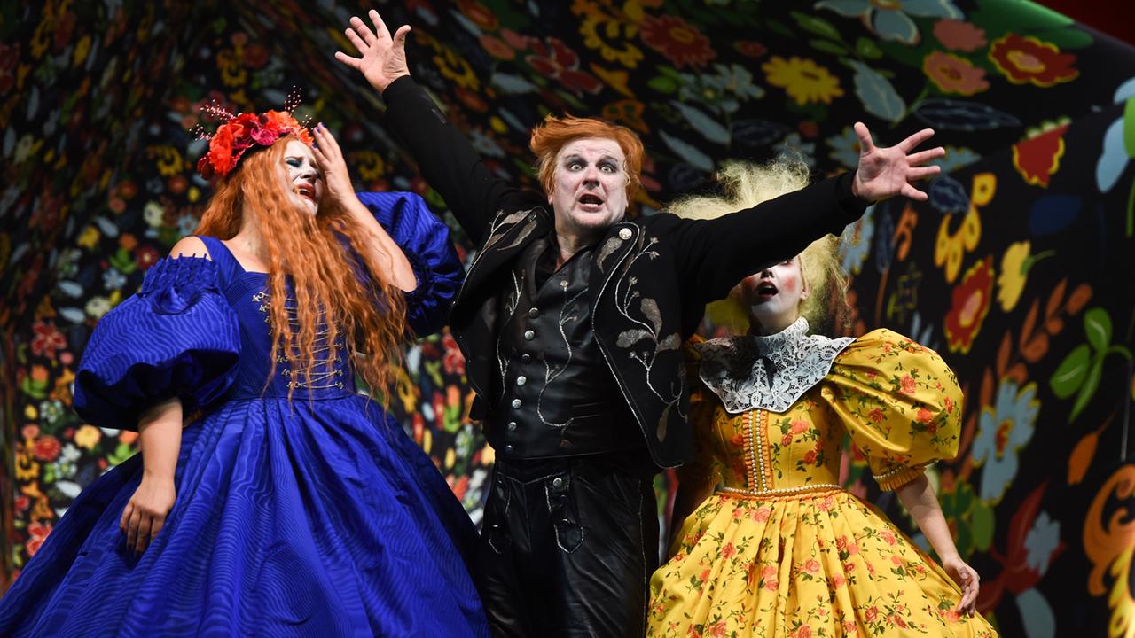 Szene aus "Der Freischütz" in Zürich mit Lierse Davidsen (links), Christopher Ventris und Mélissa Petit Szene aus "Der Freischütz" in Zürich mit Lierse Davidsen (links), Christopher Ventris und Mélissa Petit