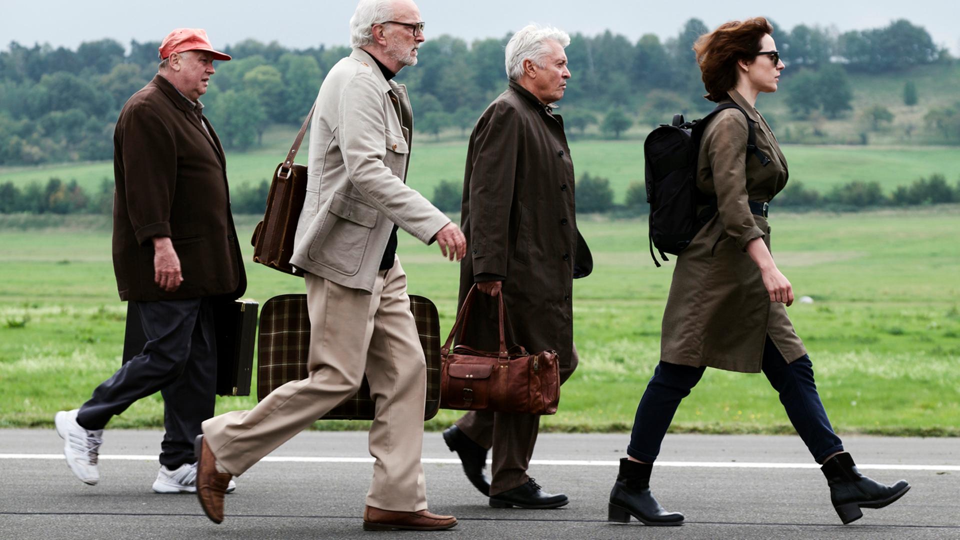 Das Expertenteam ist bereit für seinen Einsatz in Katschekistan. V.l.n.r.: Locke (Thomas Thieme), Jaecki (Michael Gwisdek), Jochen Falk (Henry Hübchen) und Paula Kern (Antje Traue). Das Expertenteam ist bereit für seinen Einsatz in Katschekistan. V.l.n.r.: Locke (Thomas Thieme), Jaecki (Michael Gwisdek), Jochen Falk (Henry Hübchen) und Paula Kern (Antje Traue).