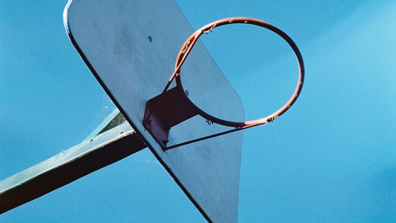 Untersicht auf einen Basketballkorb ohne Netz Untersicht auf einen Basketballkorb ohne Netz