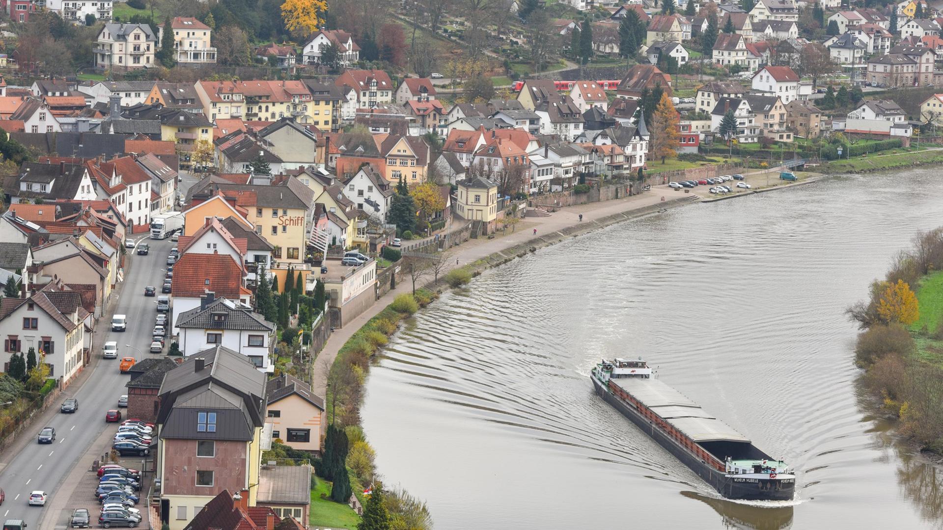 Ein Schiff fährt auf dem Neckar an Neckarsteinach vorbei. Ein Schiff fährt auf dem Neckar an Neckarsteinach vorbei.