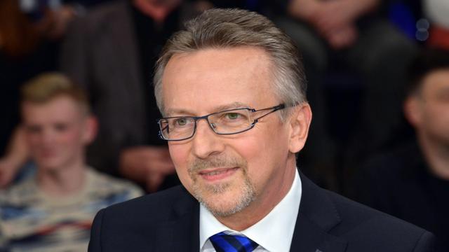 Karl-Heinz Kamp, Direktor Weiterentwicklung an der Bundesakademie für Sicherheitspolitik, aufgenommen am 26.02.2015 während der ZDF-Talksendung "Maybrit Illner