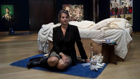 27. Juni 2104: Die britische Künstlerin Tracey Emin sitzt im Rahmen einer Auktion vor ihrer Installation "Mein Bett".