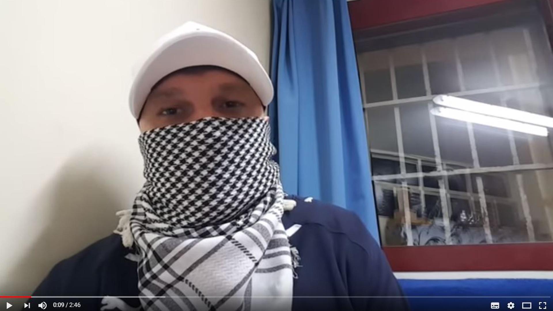 Vlogger mit Basecap und Palästinensertuch vor dem Gesicht in einem Video des Youtube-Kanals "Knast Vlog". Vlogger mit Basecap und Palästinensertuch vor dem Gesicht in einem Video des Youtube-Kanals "Knast Vlog".