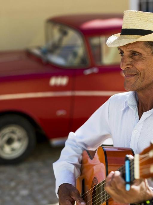 Ein kubanischer Sänger mit Gitarre auf einer Straße in der Stadt Trinidad