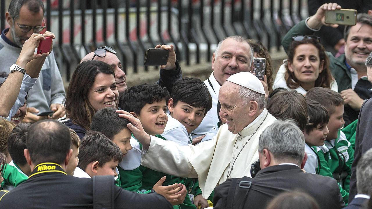 Papst Franziskus umgeben von Menschen bei seinem Besuch im April 2018 des Corviale Papst Franziskus umgeben von Menschen bei seinem Besuch im April 2018 des Corviale