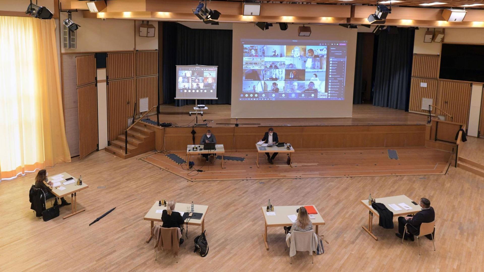 Der Stadtrat von Bad Wörishofen trifft sich zu einer Sitzung im Kurhaus, Die Sitzung wird als "Hybrid-Veranstaltung" wegen der noch hohen Corona-Inzidenz abgehalten. Dazu sind ein paar ausgewählte Mitglieder und der Bürgermeister persönlich anwesend, der Rest wird per Online-Konferenz auf der Videoleinwand zugeschaltet Der Stadtrat von Bad Wörishofen trifft sich zu einer Sitzung im Kurhaus, Die Sitzung wird als "Hybrid-Veranstaltung" wegen der noch hohen Corona-Inzidenz abgehalten. Dazu sind ein paar ausgewählte Mitglieder und der Bürgermeister persönlich anwesend, der Rest wird per Online-Konferenz auf der Videoleinwand zugeschaltet