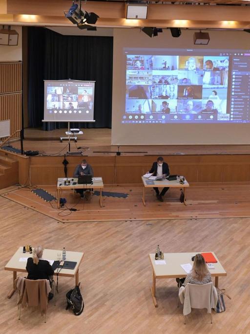 Der Stadtrat von Bad Wörishofen trifft sich zu einer Sitzung im Kurhaus, Die Sitzung wird als "Hybrid-Veranstaltung" wegen der noch hohen Corona-Inzidenz abgehalten. Dazu sind ein paar ausgewählte Mitglieder und der Bürgermeister persönlich anwesend, der Rest wird per Online-Konferenz auf der Videoleinwand zugeschaltet