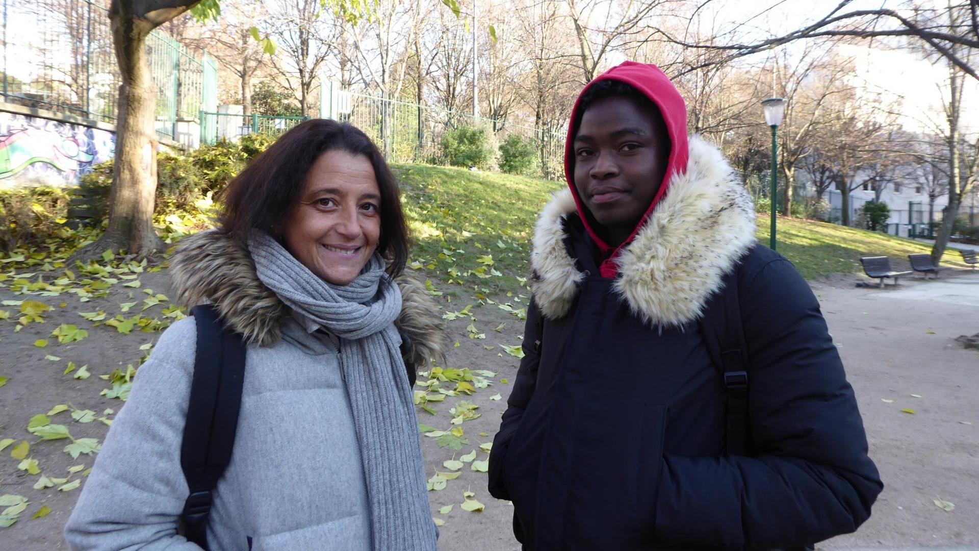 Agathe Nadimi kümmert sich um unbegleitete minderjährige Ausländer, die in Paris auf der Straße leben müssen. Sie unterstützt auch den 15-jährigen Thierno aus Guinea.