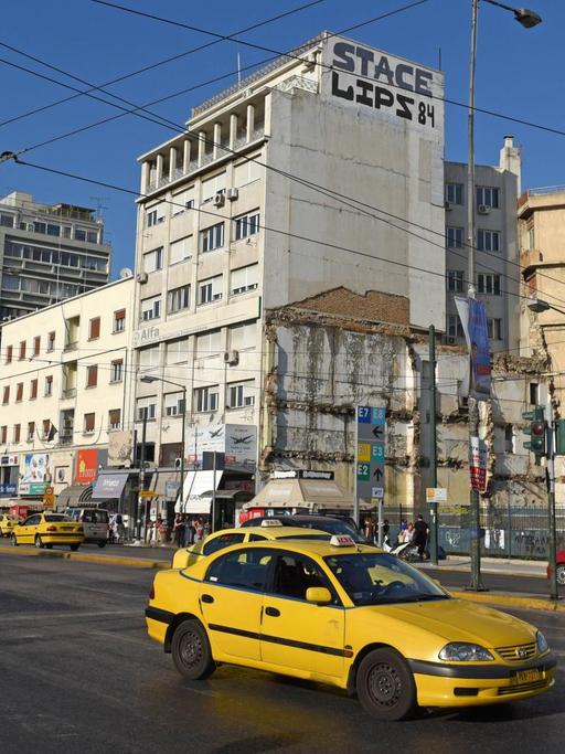 Ein Taxi fährt durch das Hafenviertel von Piräus.
