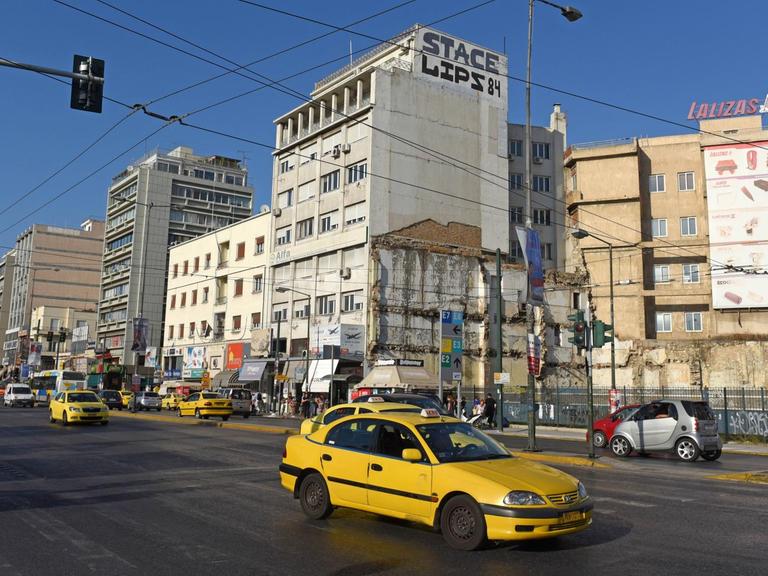 Ein Taxi fährt durch das Hafenviertel von Piräus.