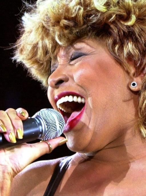 Porträt der singenden Tina Turner mit Mikrofon