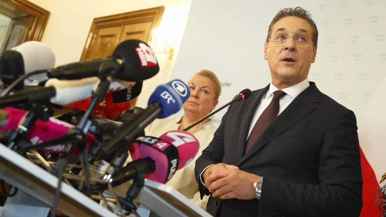 Das Bild zeigt den FPÖ-Politiker Heinz-Christian Strache, wie er gerade seinen Rücktritt vom Amt des Vizekanzlers verkündet.