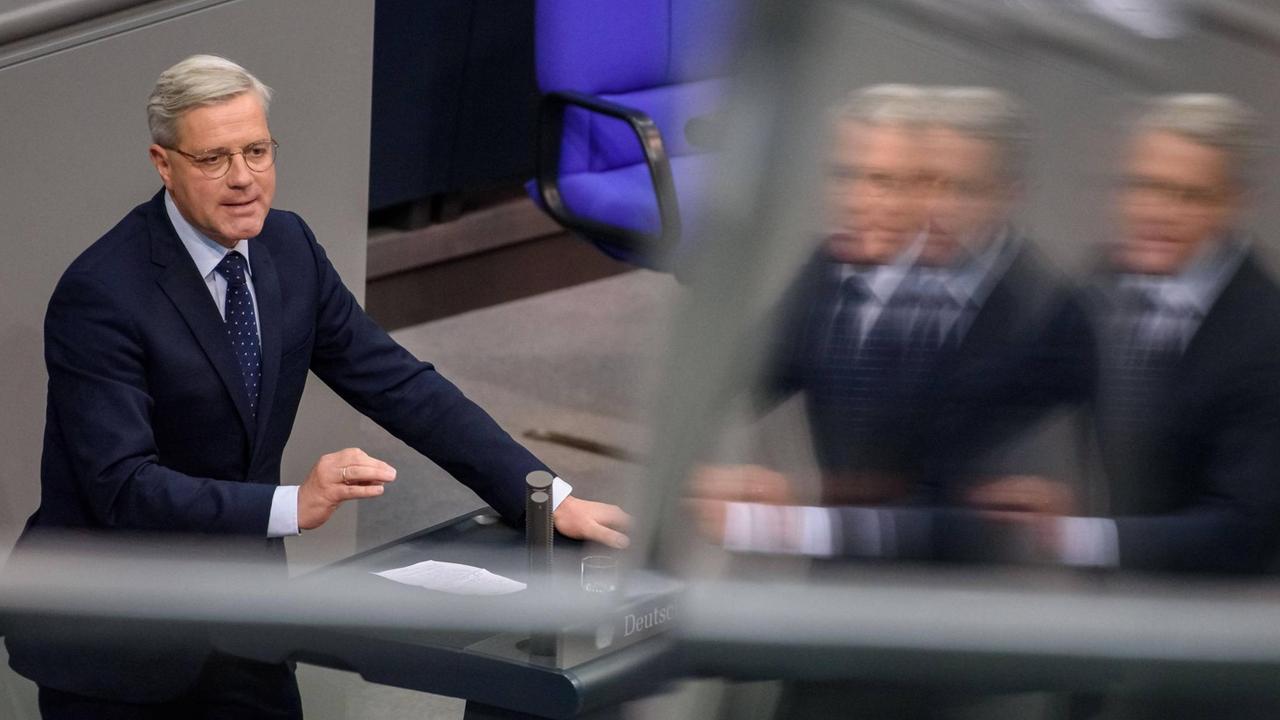 Im Bild spiegelt sich Norbert Röttgen (CDU) während seiner Rede im Bundestag in einer Scheibe. Im Bild spiegelt sich Norbert Röttgen (CDU) während seiner Rede im Bundestag in einer Scheibe.