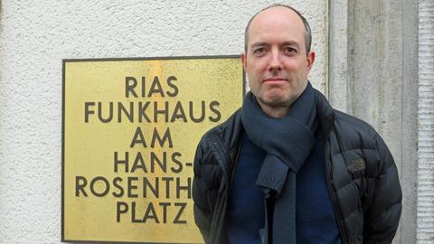 US-Autor Adam Haslett bei Deutschlandfunk Kultur, hier zu sehen vor dem Berliner Funkhaus.