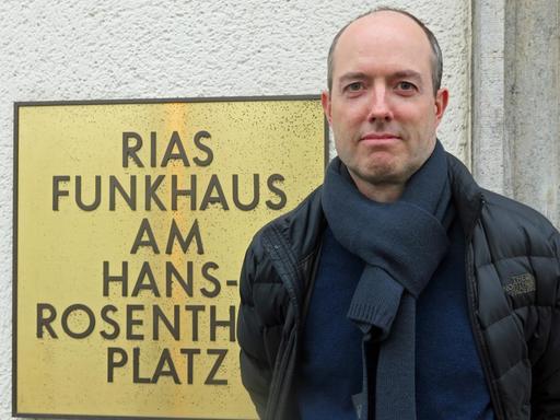 US-Autor Adam Haslett bei Deutschlandfunk Kultur, hier zu sehen vor dem Berliner Funkhaus.