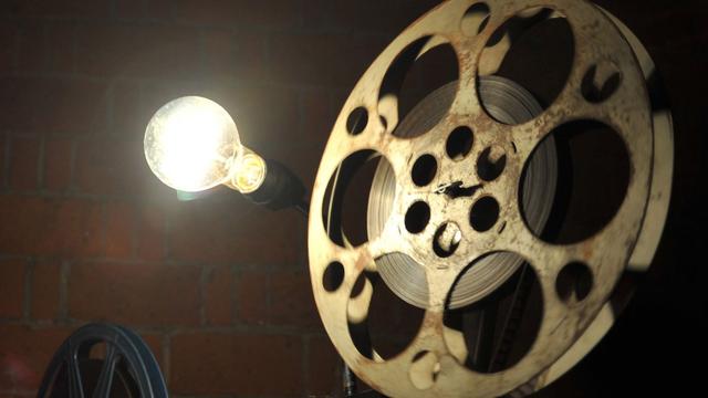 Nach dem Pflichtprogramm zeigt Romanowski heimlich West-Filme.