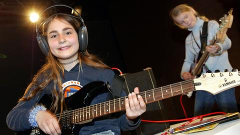 Diese Kinder wurden auf der Musikmesse in Frankfurt eingeladen, um mit Gitarren einfach nur Krach zu machen.