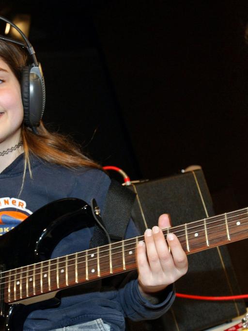 Diese Kinder wurden eingeladen, mit Gitarren einfach nur Krach zu machen.