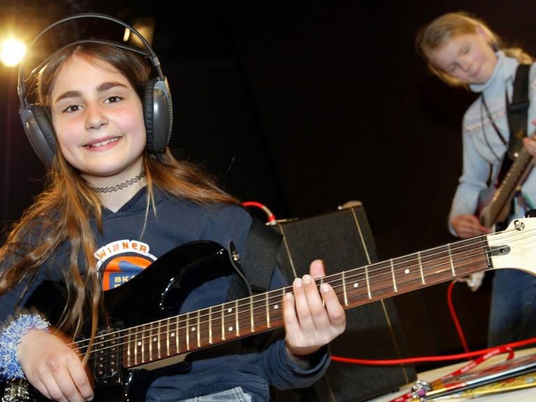 Diese Kinder wurden eingeladen, mit Gitarren einfach nur Krach zu machen.