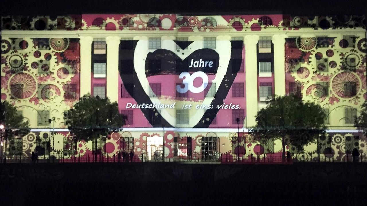 Das Illuminierte Bundespresseamt der Bundesregierung im Rahmen vom Festival of Lights 2020 an der Spree in Berlin. Zum 30. Jahrestag des Mauerfalls findet das Festival of Lights unter dem Motto Lights of Freedom Lichter der Freiheit statt. Das Illuminierte Bundespresseamt der Bundesregierung im Rahmen vom Festival of Lights 2020 an der Spree in Berlin. Zum 30. Jahrestag des Mauerfalls findet das Festival of Lights unter dem Motto Lights of Freedom Lichter der Freiheit statt.