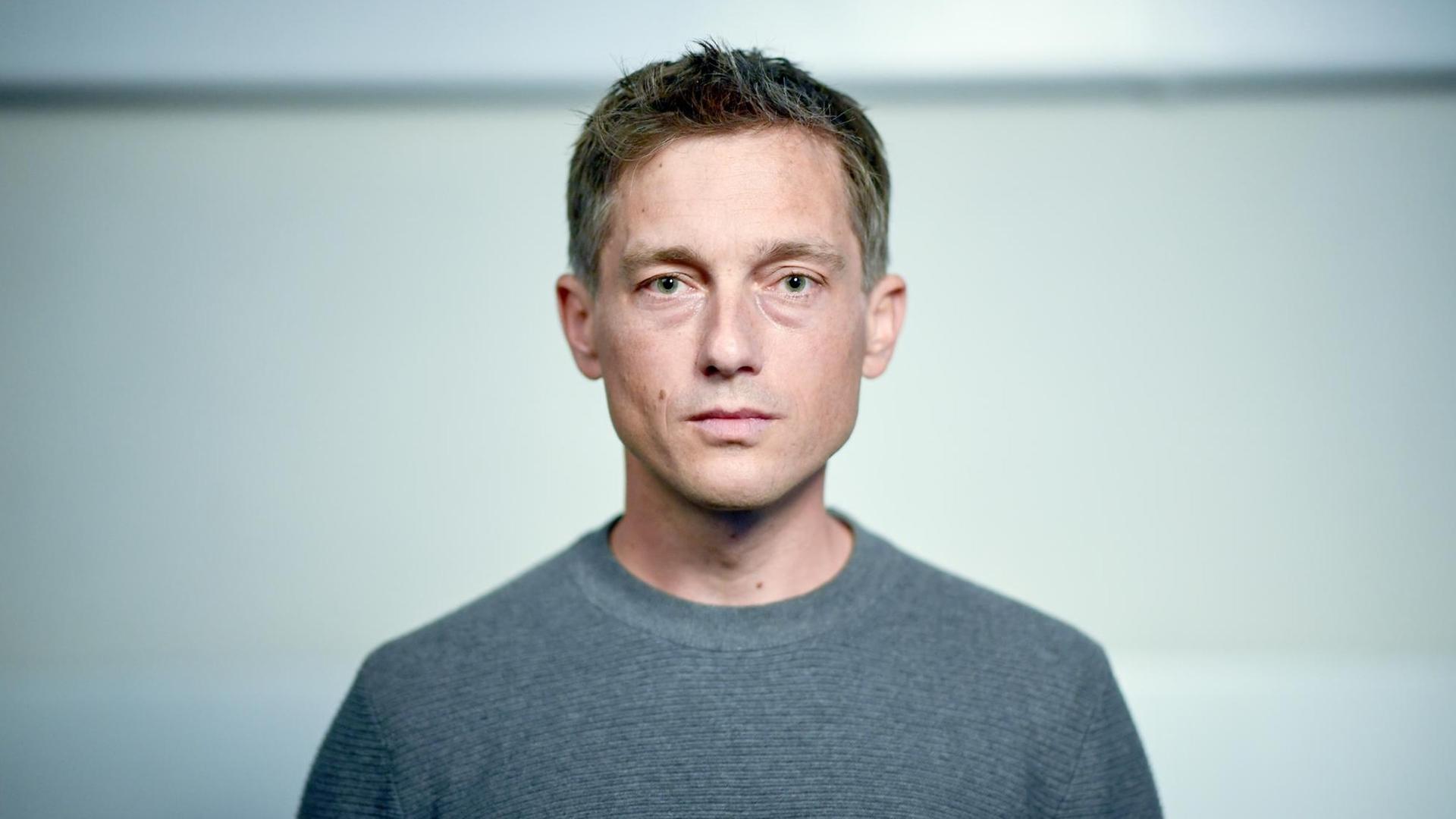 Der Schauspieler Volker Bruch steht bei den Dreharbeiten für einen Kurzfilm für den UNHCR (Hochkommissar der Vereinten Nationen für Flüchtlinge) vor der Kamera. Aufgezeichnet wird die deutsche Fassung des Gedichts „What They Took With Them“. Es handelt von den Gegenständen, die Geflüchtete auf ihrer Flucht mitgenommen haben. Der Schauspieler Volker Bruch steht bei den Dreharbeiten für einen Kurzfilm für den UNHCR (Hochkommissar der Vereinten Nationen für Flüchtlinge) vor der Kamera. Aufgezeichnet wird die deutsche Fassung des Gedichts „What They Took With Them“. Es handelt von den Gegenständen, die Geflüchtete auf ihrer Flucht mitgenommen haben.