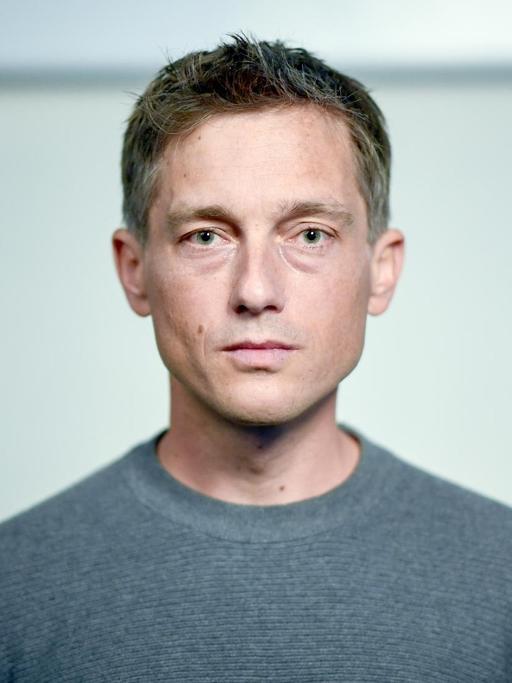 Der Schauspieler Volker Bruch steht bei den Dreharbeiten für einen Kurzfilm für den UNHCR (Hochkommissar der Vereinten Nationen für Flüchtlinge) vor der Kamera. Aufgezeichnet wird die deutsche Fassung des Gedichts „What They Took With Them“. Es handelt von den Gegenständen, die Geflüchtete auf ihrer Flucht mitgenommen haben.