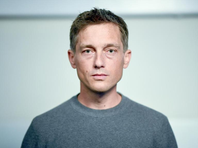 Der Schauspieler Volker Bruch steht bei den Dreharbeiten für einen Kurzfilm für den UNHCR (Hochkommissar der Vereinten Nationen für Flüchtlinge) vor der Kamera. Aufgezeichnet wird die deutsche Fassung des Gedichts „What They Took With Them“. Es handelt von den Gegenständen, die Geflüchtete auf ihrer Flucht mitgenommen haben.