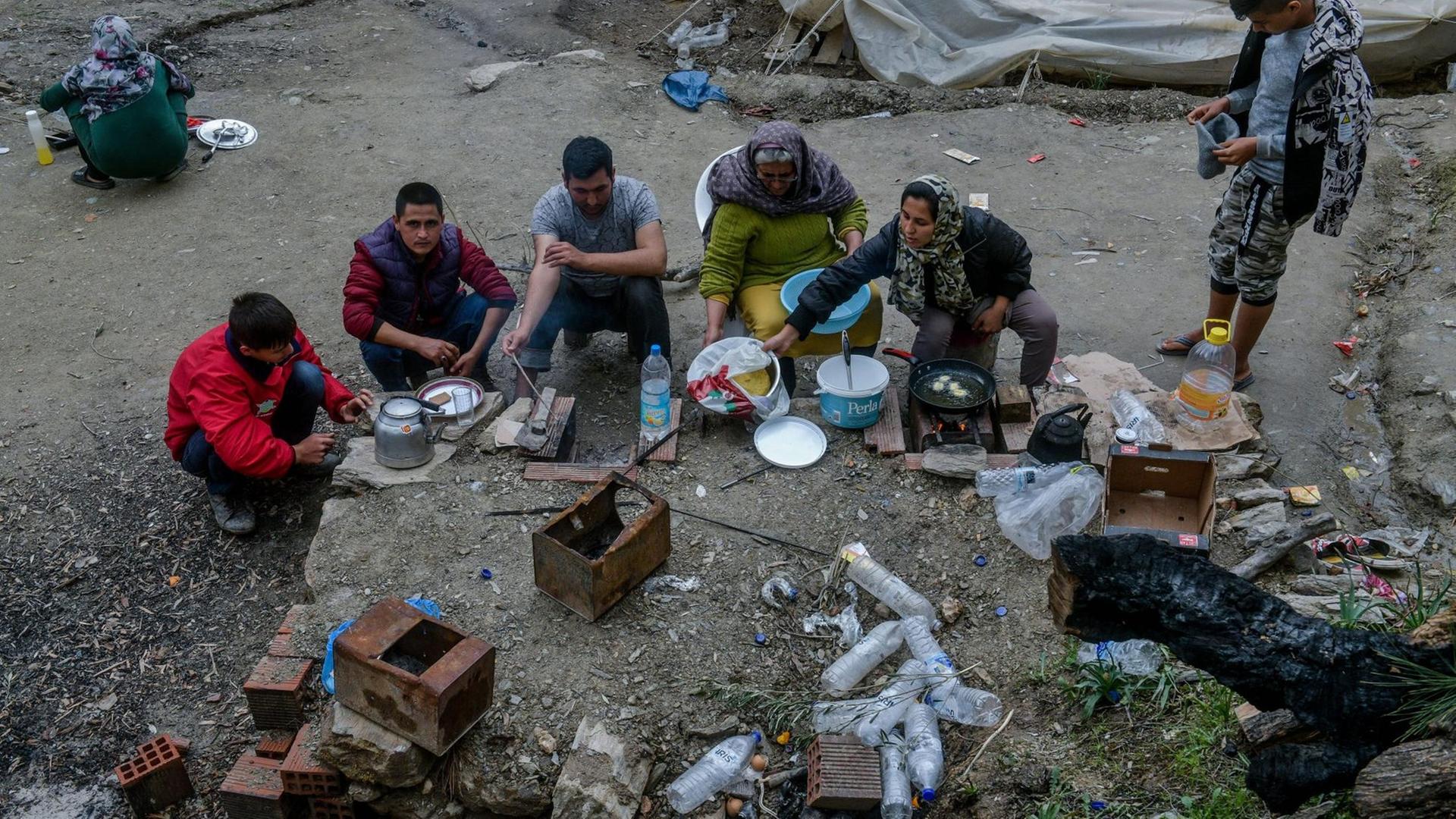 Eine Flüchtlingsfamilie bereitet in ärmlichsten Verhältnissen im griechischen Flüchtlingslager Moria auf Lesbos Essen zu. Eine Flüchtlingsfamilie bereitet in ärmlichsten Verhältnissen im griechischen Flüchtlingslager Moria auf Lesbos Essen zu.