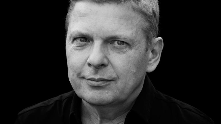 Schwarz-Weiß-Porträt des Regisseurs Andreas Goldstein