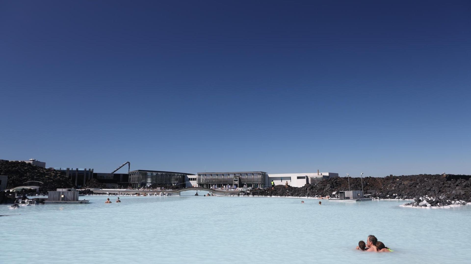 Milchigblaues Wasser in der blauen Lagune in Island, die inmitten von Lavafelden liegt. Milchigblaues Wasser in der blauen Lagune in Island, die inmitten von Lavafelden liegt.