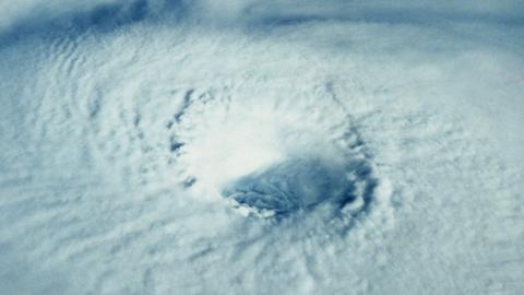 Ein Taifun über dem Pazifik, aufgenommen 1985 mit einem 250 mm Teleobjektiv (Kleinbildkamera) vom Space Shuttle Discovery aus.