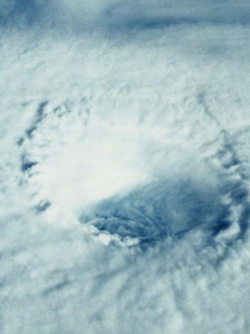 Ein Taifun über dem Pazifik, aufgenommen 1985 mit einem 250 mm Teleobjektiv (Kleinbildkamera) vom Space Shuttle Discovery aus.